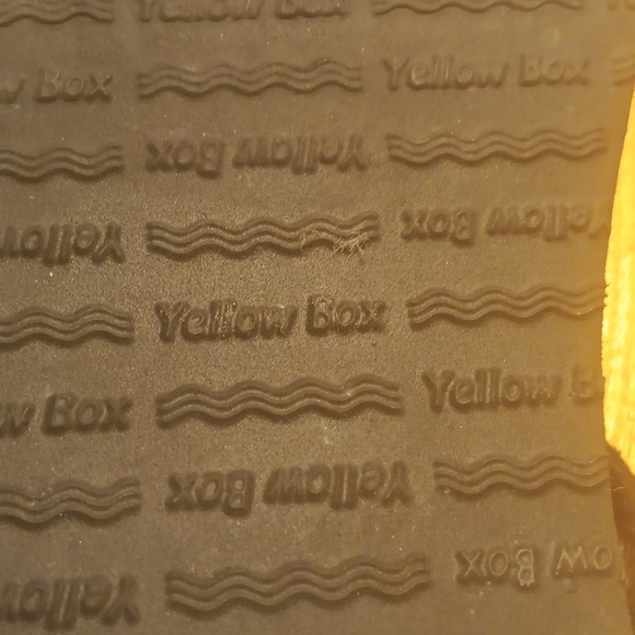 Yellow box Rhinestone Sandals Size 9 - Picture 8 of 8